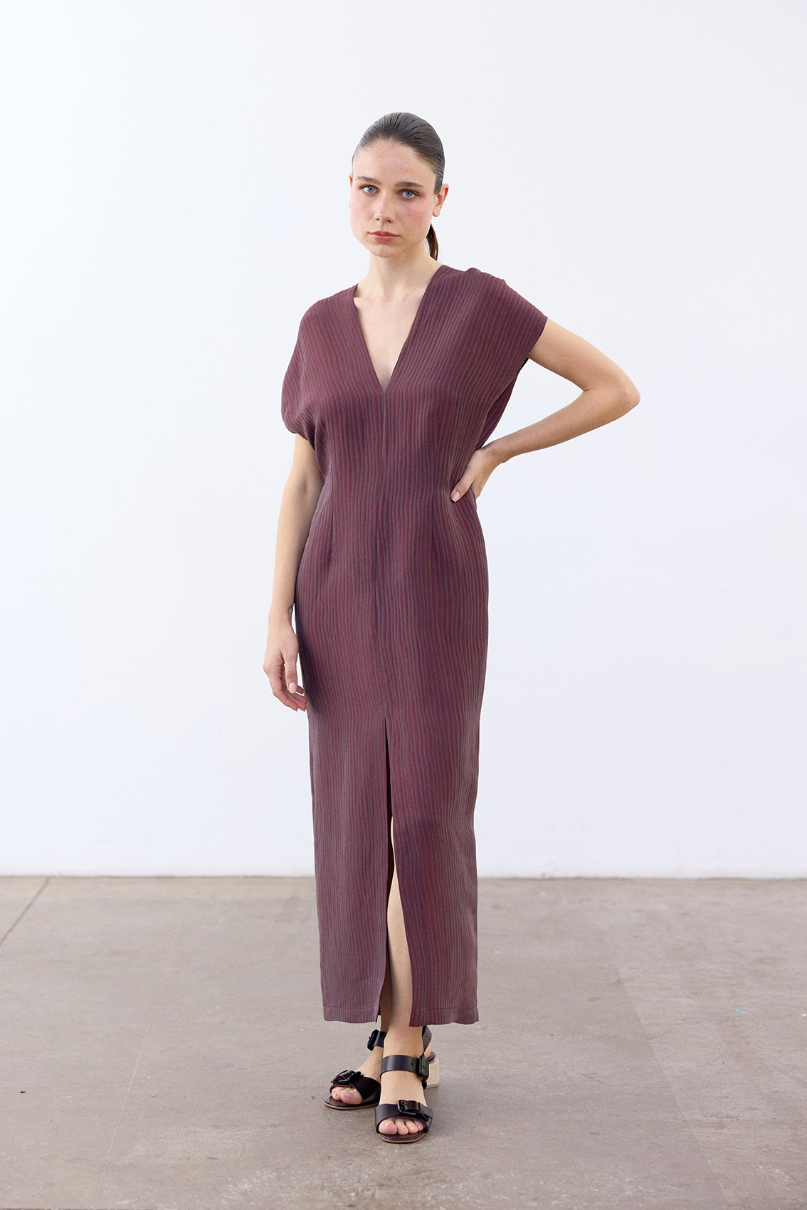 V-Neck Streaked Silk-Linen Long Dress - Berenjena